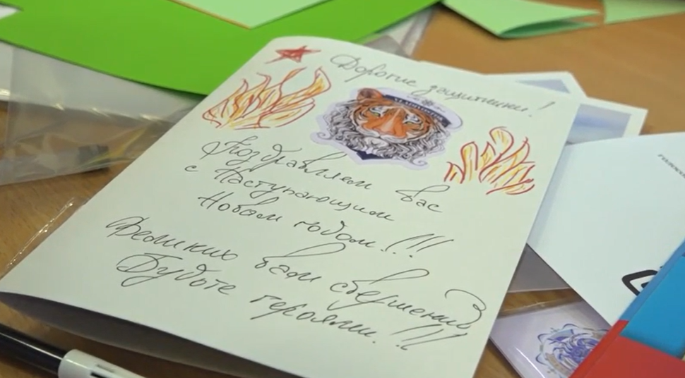 Партийцы Дзержинского провели мастер-класс для детей по изготовлению открыток для участников СВО